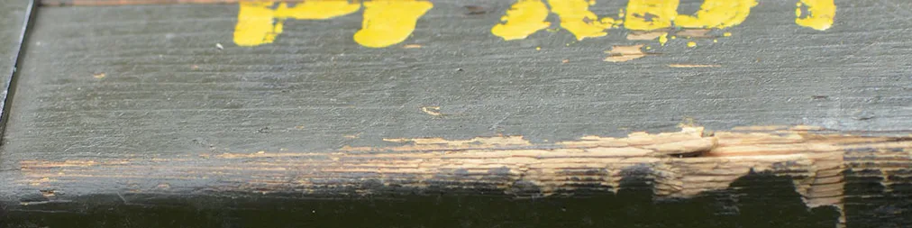 Holzbrett mit gelber Aufschrift «PFADI»